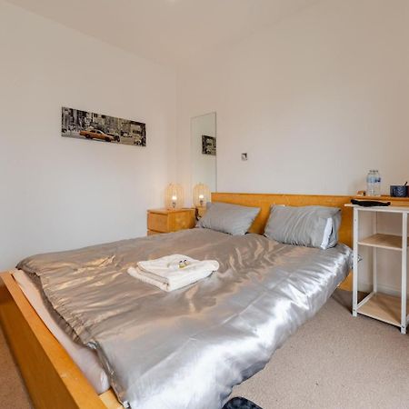 Private Room In Cardiff City Center Екстериор снимка