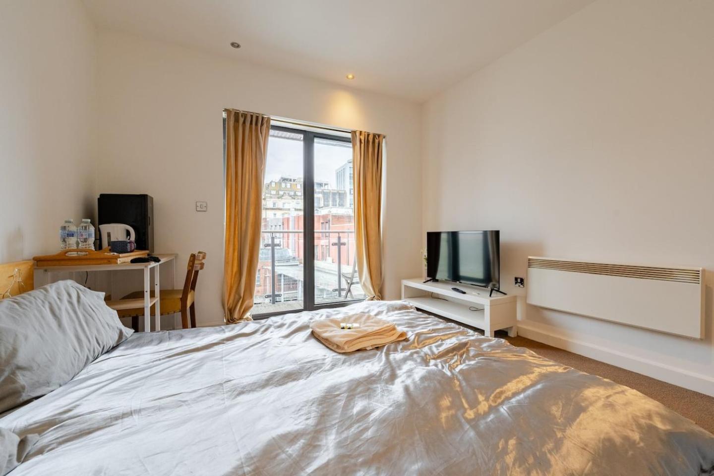 Private Room In Cardiff City Center Екстериор снимка